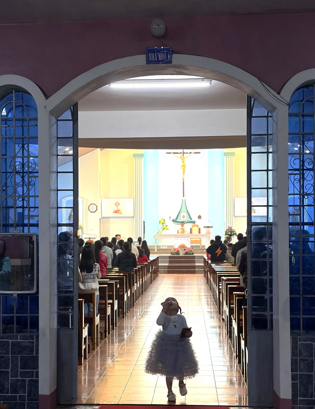 ベトナム・バオロクのカトリック教会の内部、クリスマスシーズンのミサの様子