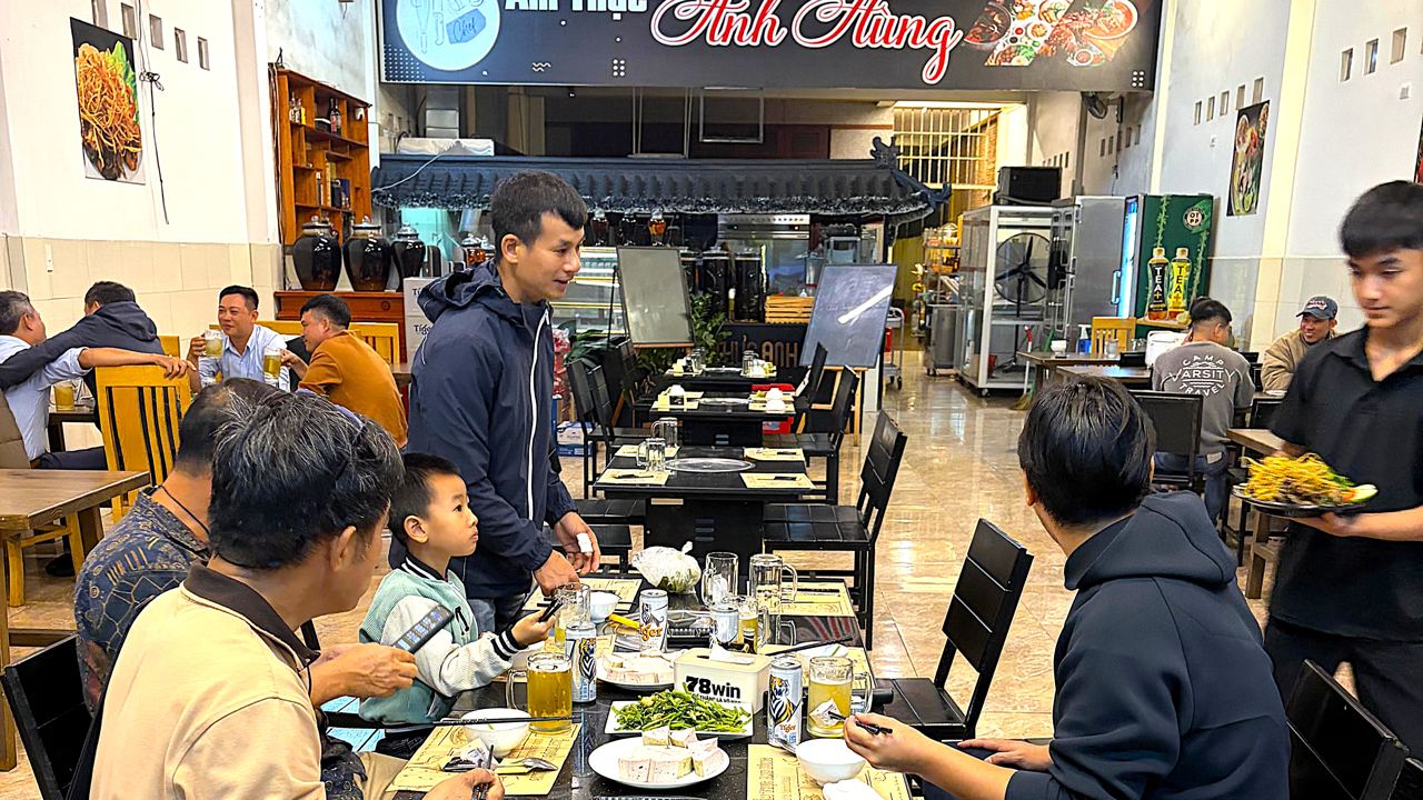 ベトナム・バオロクの街の食堂で農園主家族と夕食を囲む様子