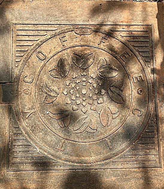 バンメトートの街路に敷かれたコーヒー豆と花のレリーフが施されたマンホール