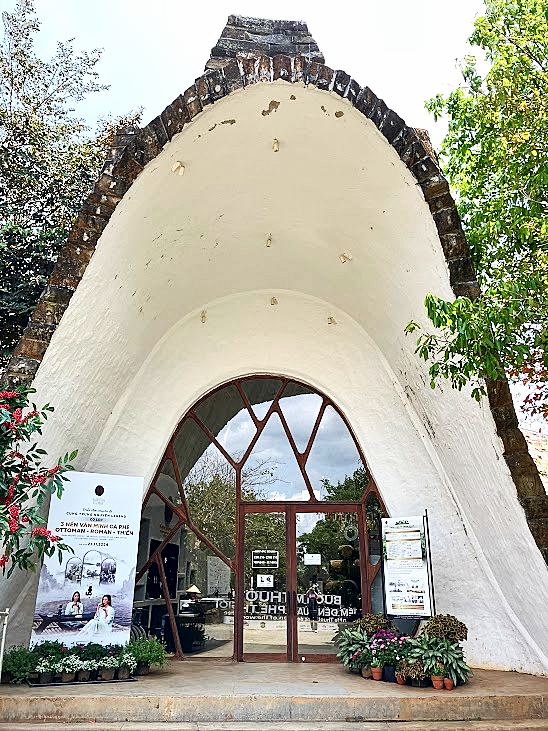 バンメトート・コーヒー博物館エリアにある白いアーチ型の建物入口