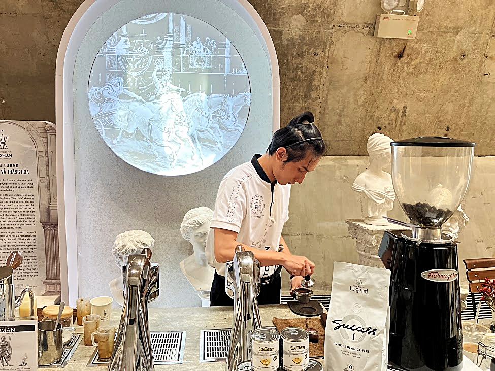 バンメトート・コーヒー博物館エリアのカフェで抽出を行う女性バリスタ