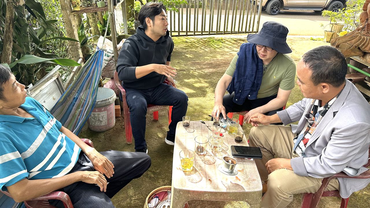 ディリンの農園主たちとカッピング（テイスティング）と対話の様子