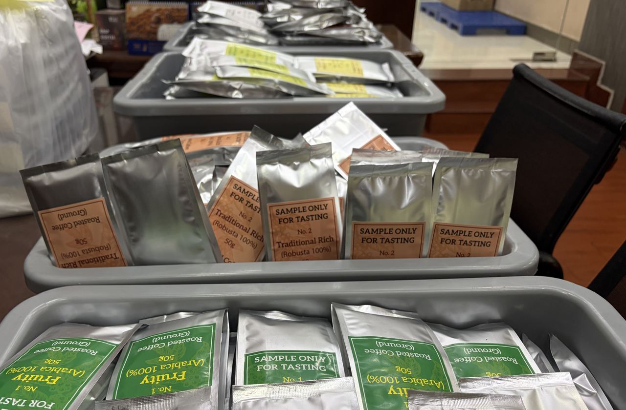 日本市場向けに開発中のベトナム産コーヒー、Fruity（Arabica 100%）とTraditional Rich（Robusta 100%）のテイスティング用サンプル袋