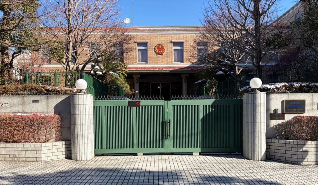 駐日ベトナム大使館の正面玄関 ― 国章を掲げた建物と緑の門扉