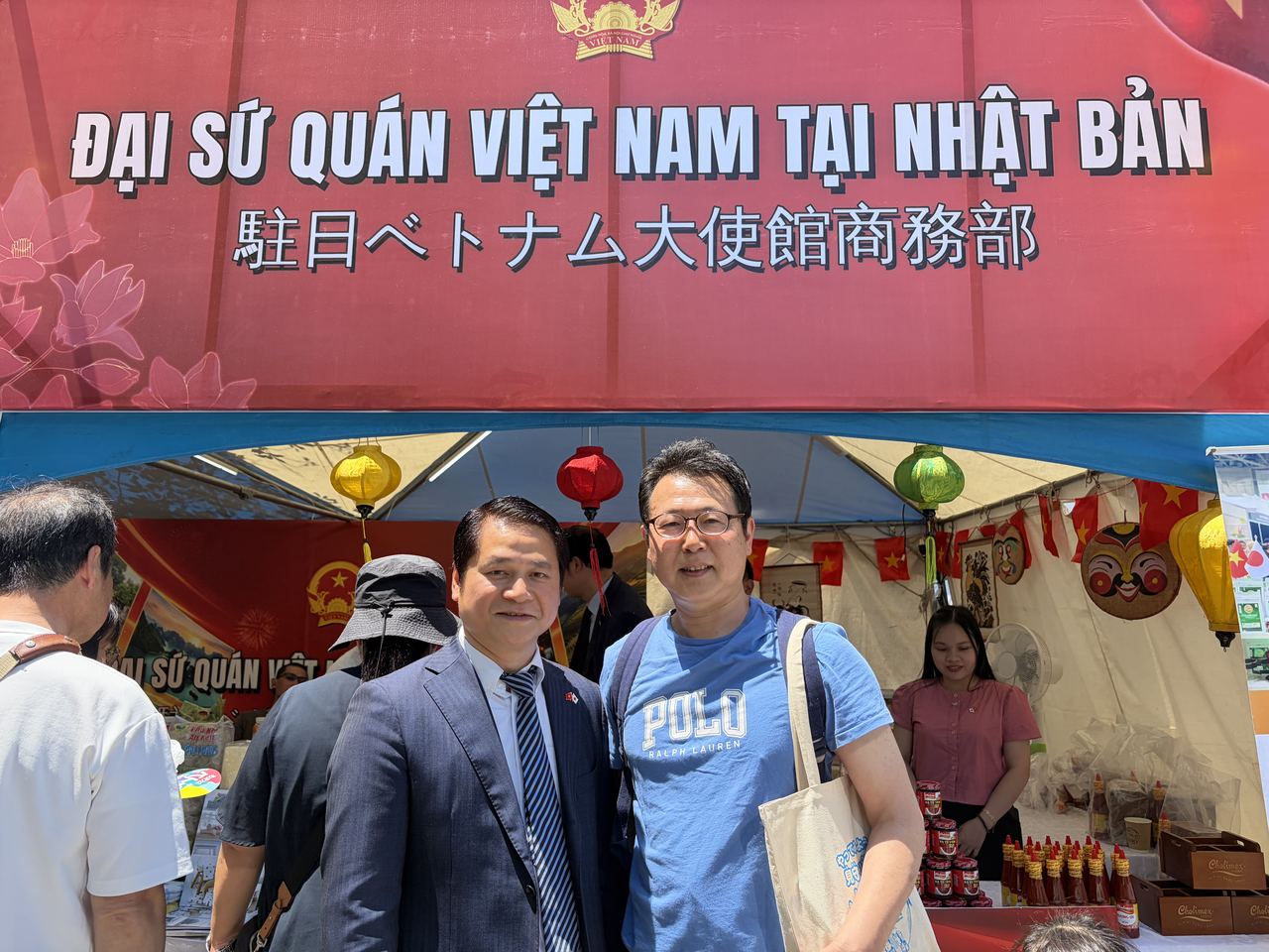 Commemorative photo with Counselor Ta Duc Minh at the Vietnamese Embassy booth