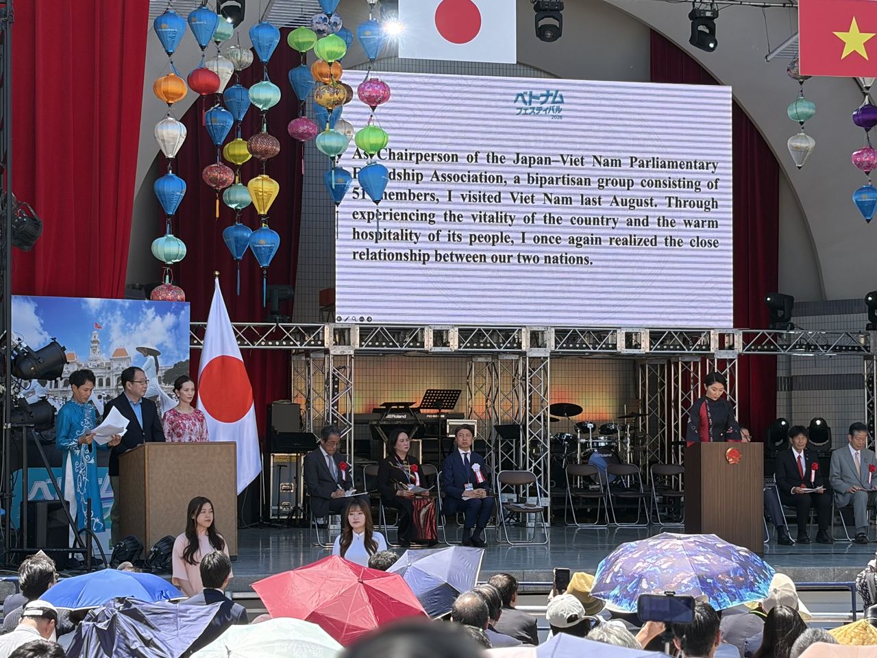 Yukiko Ebuchi, Member of the House of Representatives and Chairperson of the Executive Committee, speaking on stage